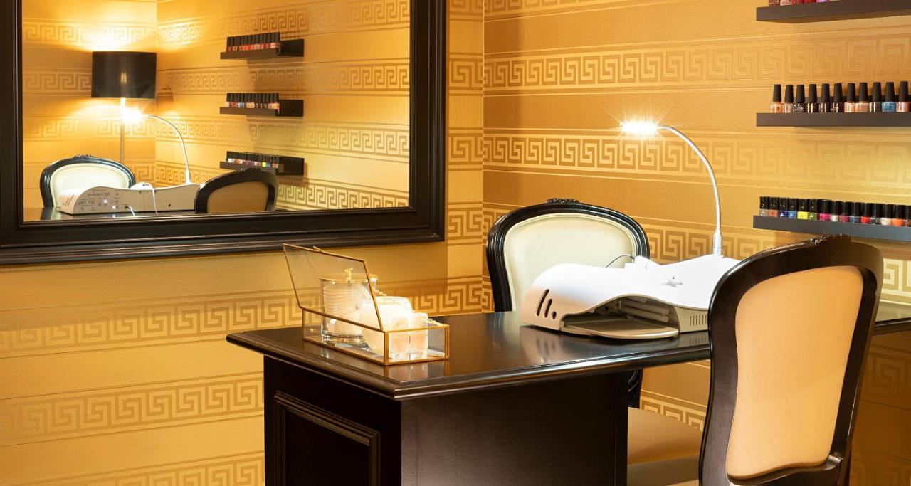 Victor'S Residenz-Hotel Schloss Berg Nennig Exteriér fotografie A manicure station