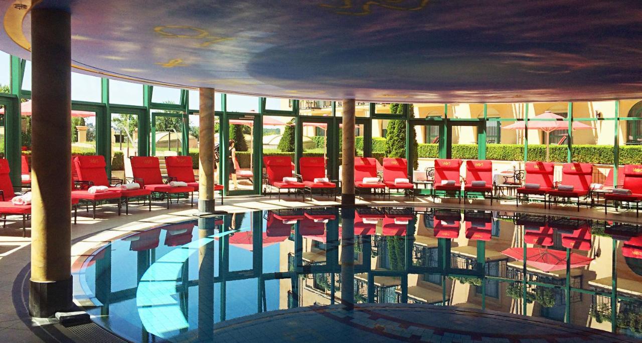 Victor'S Residenz-Hotel Schloss Berg Nennig Exteriér fotografie The pool at the MGM Grand