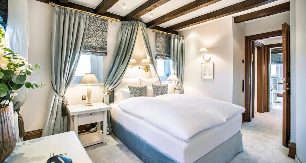 Victor'S Residenz-Hotel Schloss Berg Nennig Exteriér fotografie A bedroom at the hotel