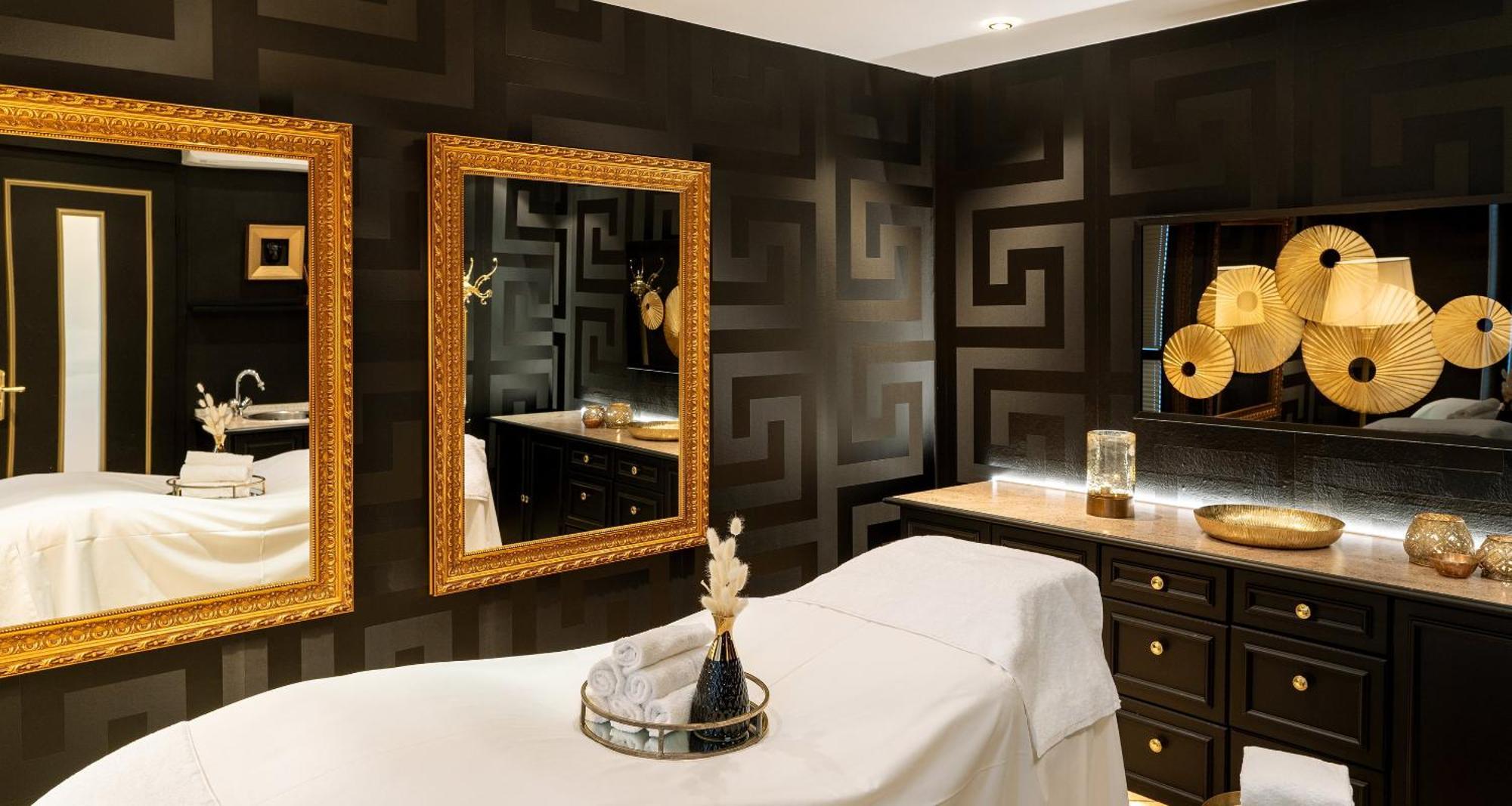 Victor'S Residenz-Hotel Schloss Berg Nennig Exteriér fotografie A treatment room at the Four Seasons Spa