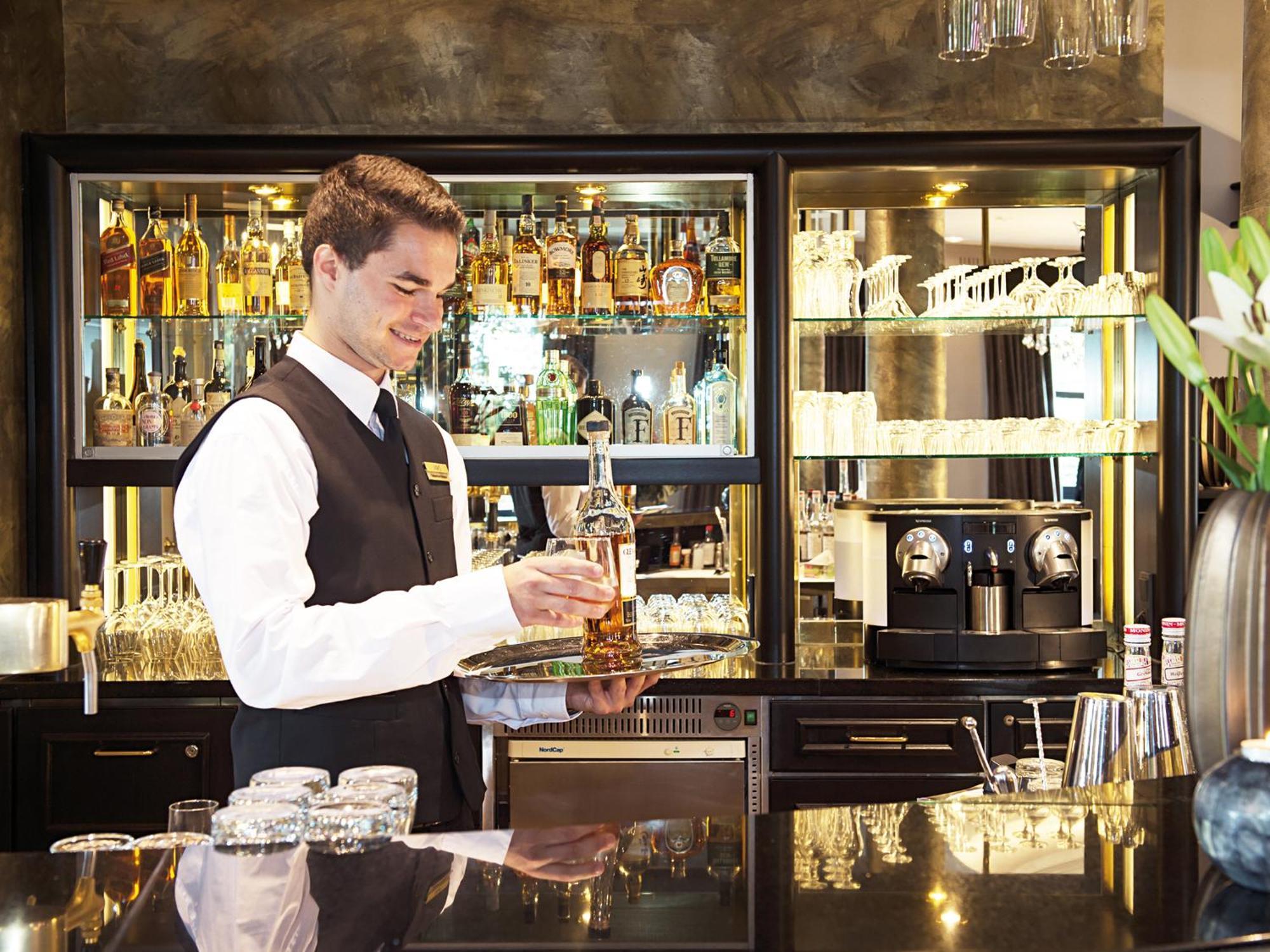 Victor'S Residenz-Hotel Schloss Berg Nennig Exteriér fotografie A bartender at work