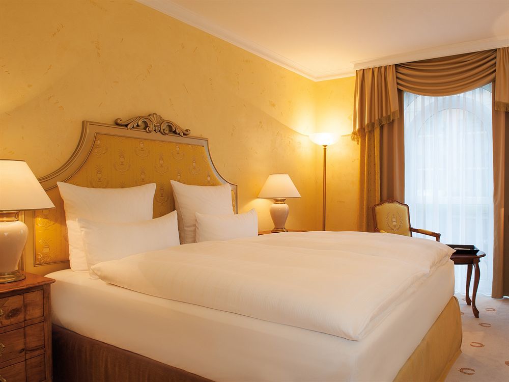 Victor'S Residenz-Hotel Schloss Berg Nennig Exteriér fotografie A typical hotel room