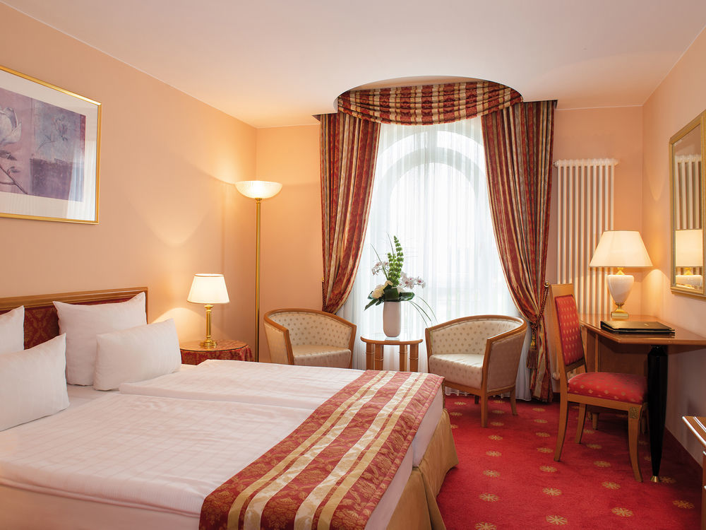 Victor'S Residenz-Hotel Schloss Berg Nennig Exteriér fotografie A typical hotel room
