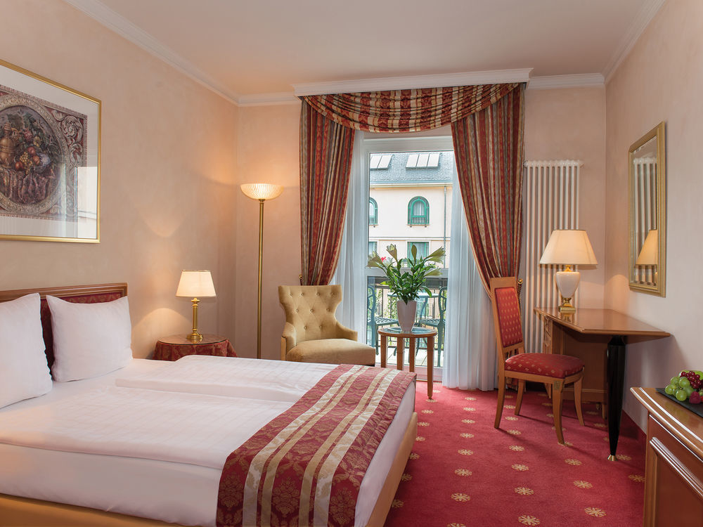 Victor'S Residenz-Hotel Schloss Berg Nennig Exteriér fotografie A typical hotel room