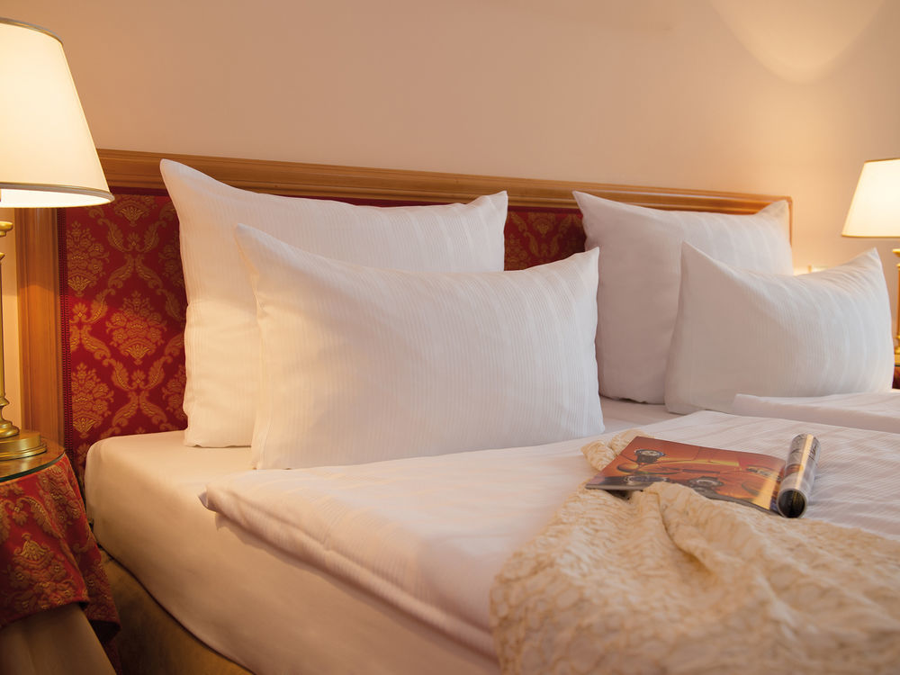 Victor'S Residenz-Hotel Schloss Berg Nennig Exteriér fotografie Pillows on a bed