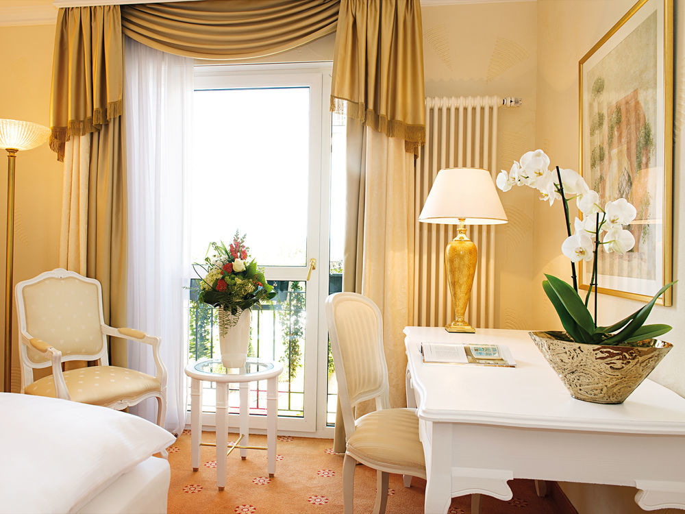 Victor'S Residenz-Hotel Schloss Berg Nennig Exteriér fotografie A room at the Hotel de la Poste